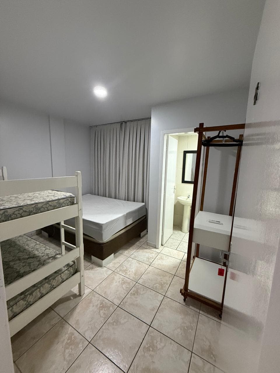 Suíte Quádrupla Standard da Pousada Grando em Itapema com cama casal e beliche