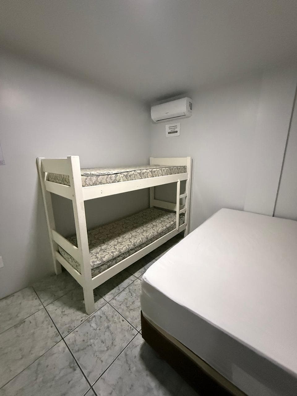 Quarto duplo standard com camas individuais na Pousada Grando Itapema