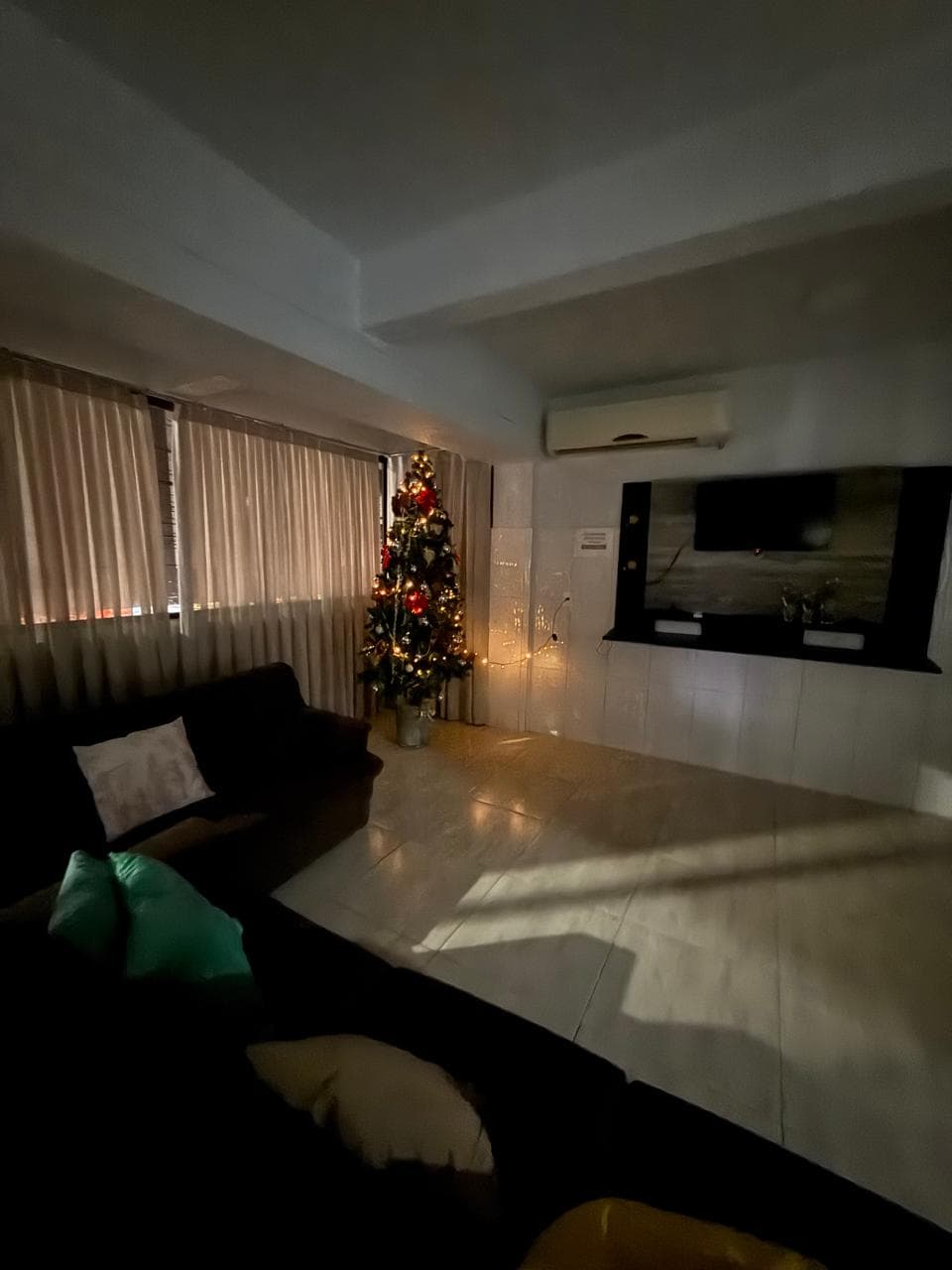 Salão com TV para entretenimento de grupos na Pousada Grando